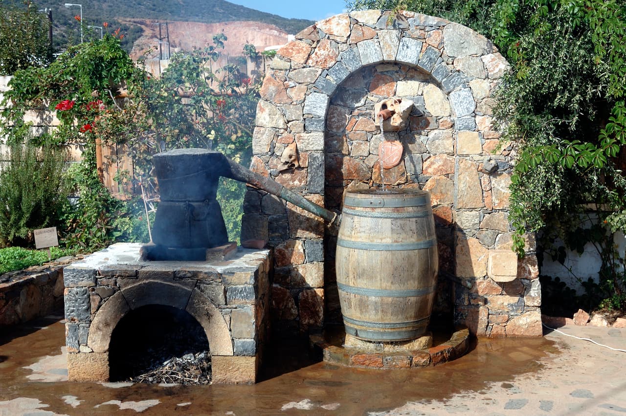 Bebídas típicas de Grecia: tsikoudia