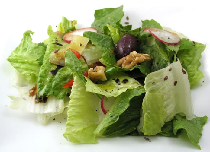Ensalada con aderezo de mantequilla y pimienta