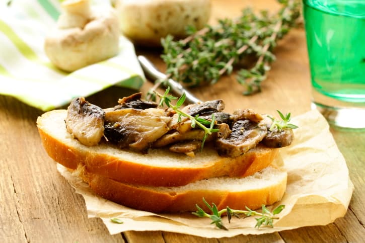 Tostadas con hongos y queso cheddar