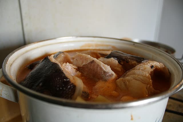 Comida típica chilena: caldillo de congrio