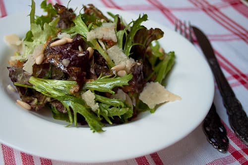 Ensalada verde con piña asada y nueces