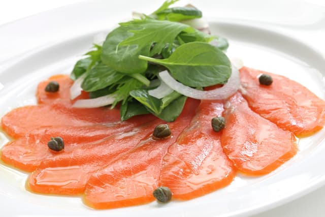 Carpaccio de salmón