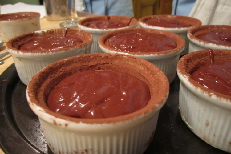 Fondant de chocolate y salsa de frambuesa