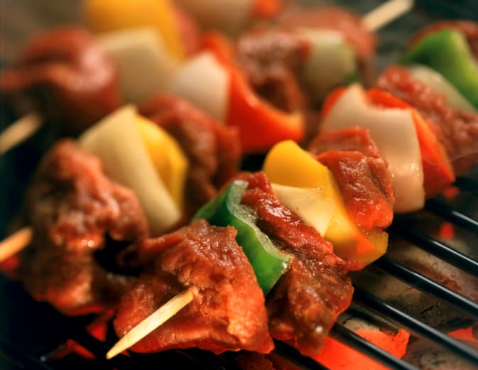 Shish kebab de cerdo con arroz al ananá