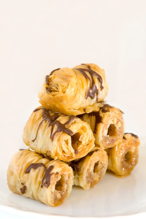 Postre baklava: deliciosos cigarros árabes para el café