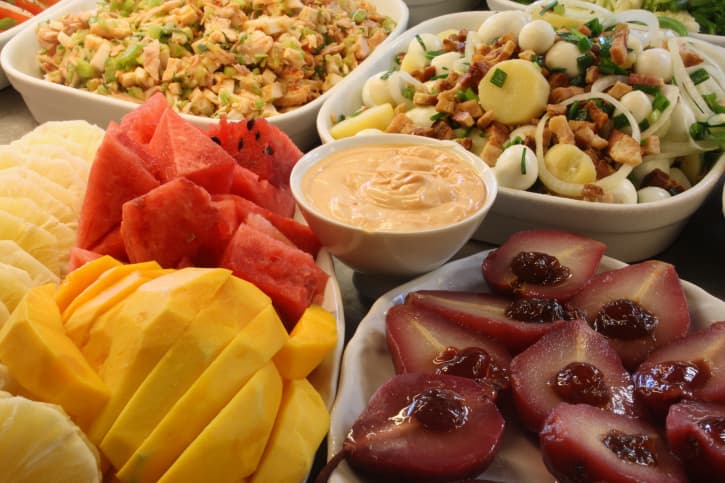 Frutas maceradas en vino tinto