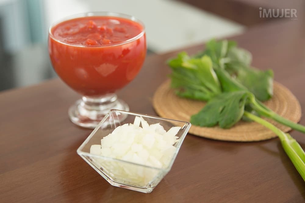 Sopa crema casera de tomate y apio