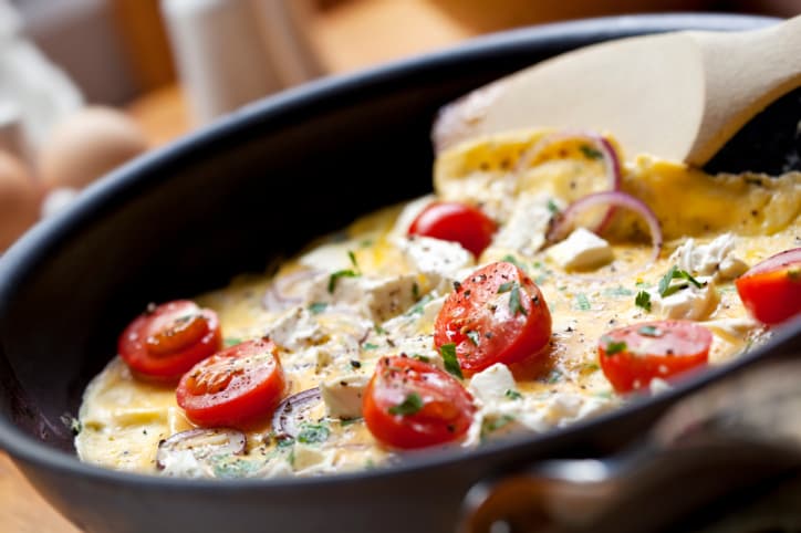 Estos huevos al horno es lo que querrás comer cuando te levantes tarde por la mañana