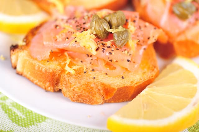 Tostadas con salmón para comer con amigos