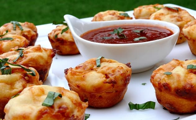 7 originales recetas que puedes hacer en moldes de cupcakes y tener en versiones individuales para tus invitados