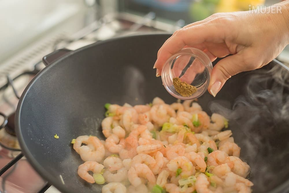 Saludables tacos mexicanos de camarones con salsa de mango