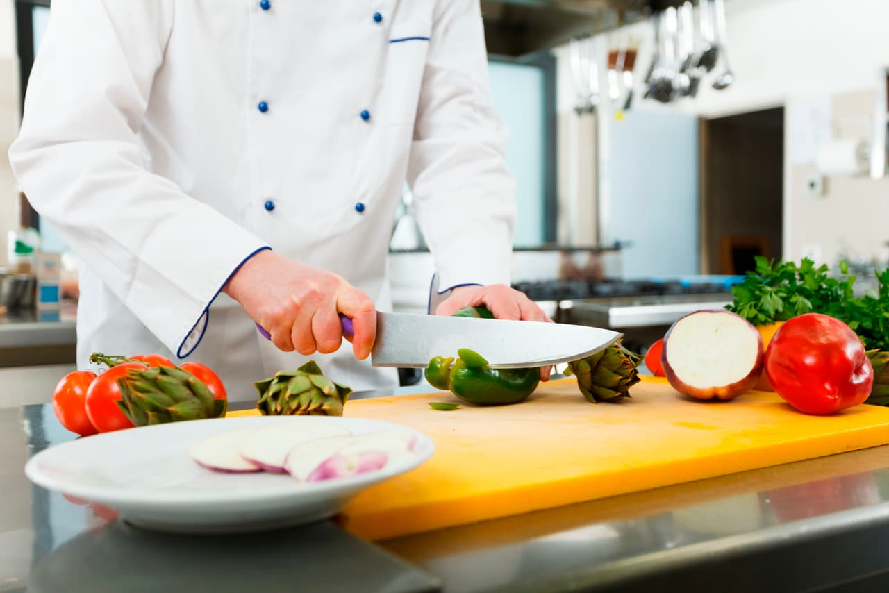 ¿Sabes para qué se usa cada parte del uniforme de los chefs? ¡Aquí te lo contamos!