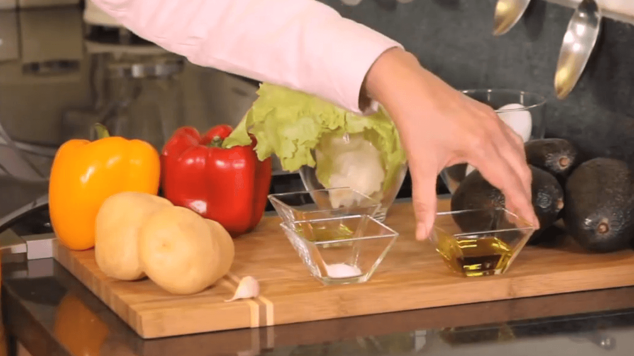 Saludable y deliciosa ensalada de aguacate