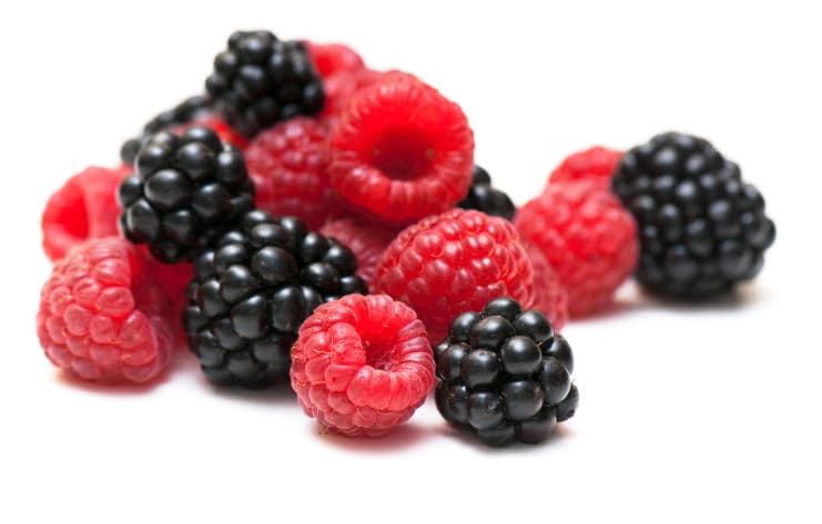 Decora tus tragos con frutas que se sumergen en ellos