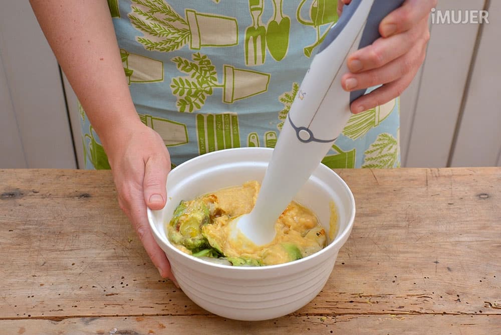 Cómo hacer hummus de aguacate