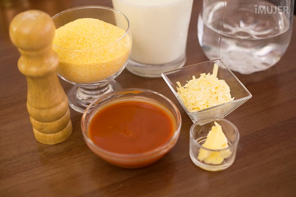 Polenta con salsa y queso