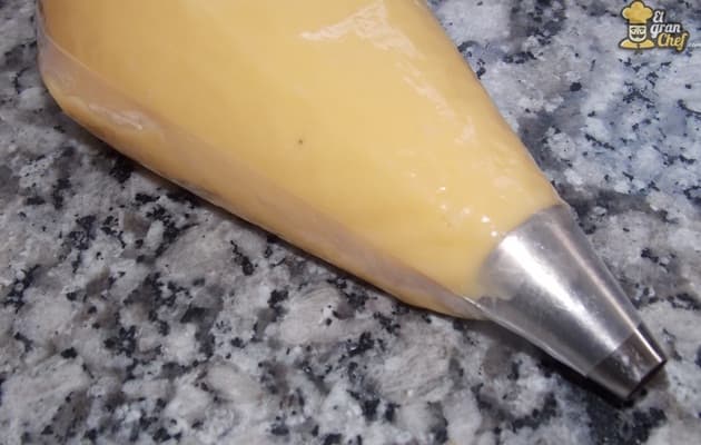 Profiteroles de dulce de leche y crema pastelera