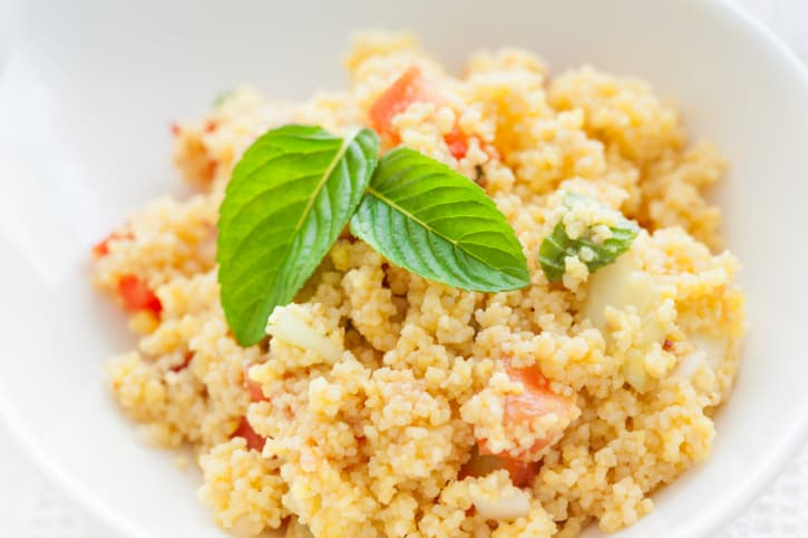 Cuscús vegano de coliflor y 2 opciones originales para combinarlo