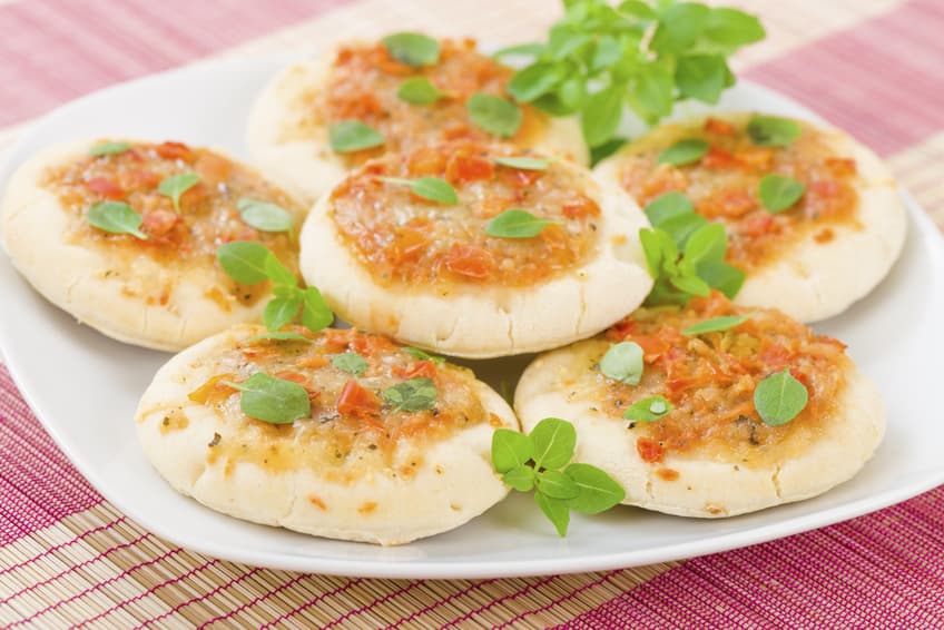 Intenta estas divertidas mini pizzas para fiestas