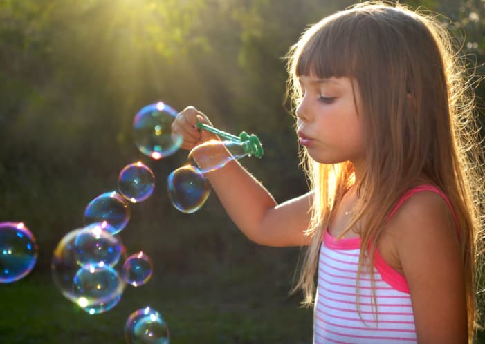 ¿Cómo hacer una solución de burbujas para niños?