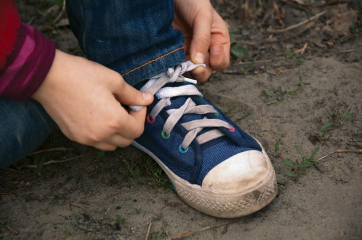Cómo enseñar a tu hijo a atarse los cordones