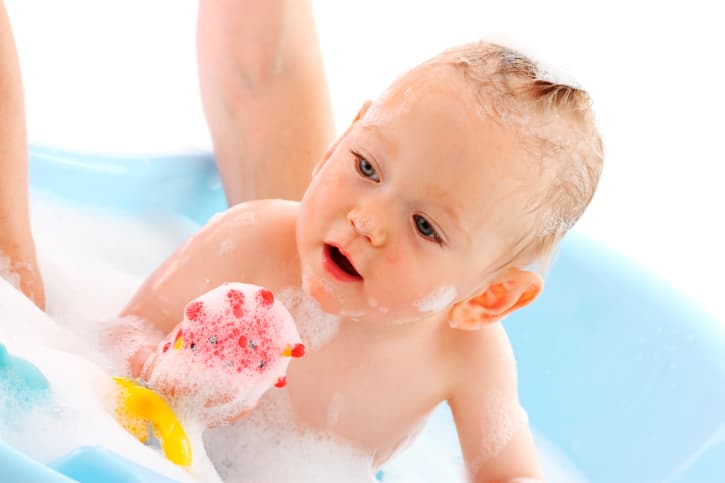 Bañar a tu bebé: consejos útiles
