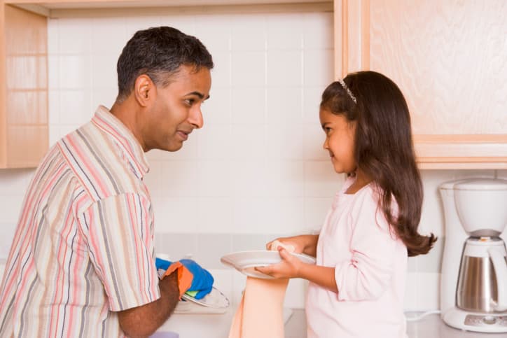 ¡Trabajo en equipo! Cómo conseguir que los niños ayuden en el hogar