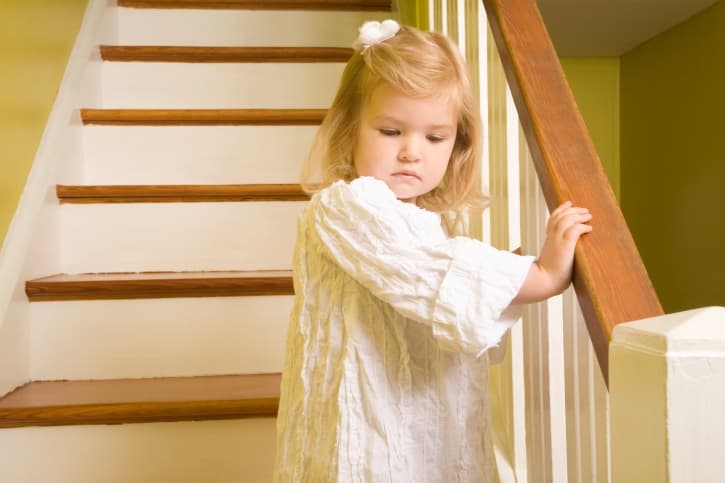 Cómo enseñar a un niño a subir escaleras con seguridad