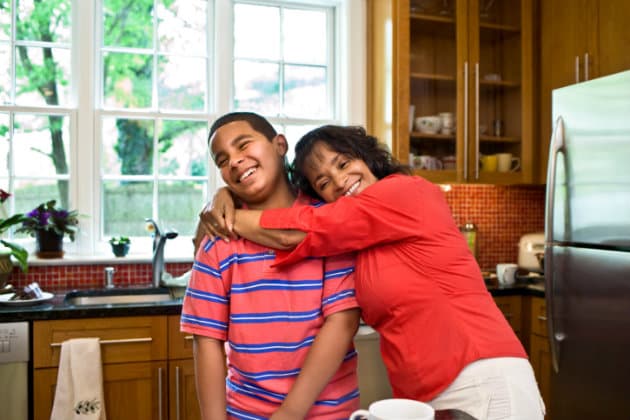 8 expresiones que todas las mamás latinas dicen cuando sus hijos no les ayudan 