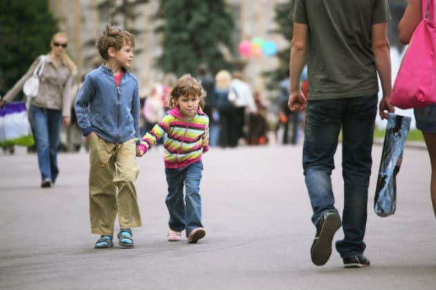18 formas en que puedes educar a tus hijos a andar solos en la calle (y a estar a salvo)