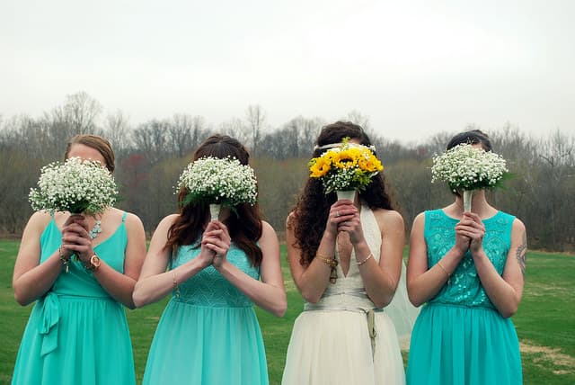 Inspírate en estas creativas y adorables fotos de novias y damas de honor, ¡querrás imitarlas todas!