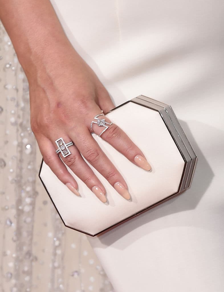 ¿Sabías por qué tienes manchitas blancas en las uñas? No tiene nada que ver con el calcio...