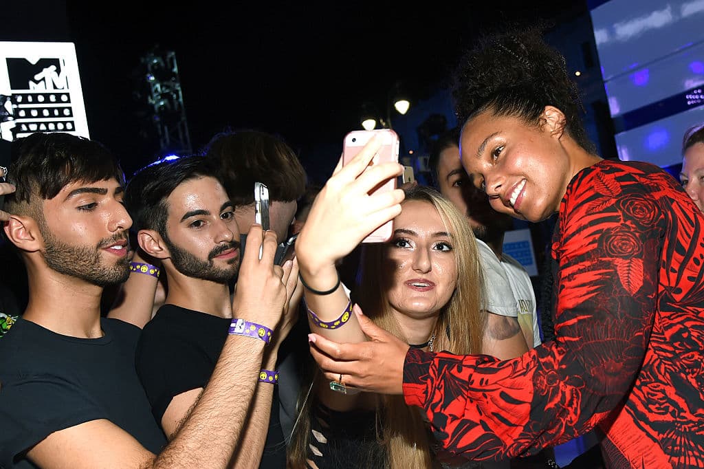 ¡Un ejemplo a seguir! Alicia Keys apareció en los VMA sin maquillaje por una gran razón