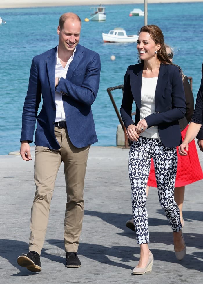Los nuevos pantalones de Kate Middleton cuestan 25 dólares y los compró en GAP, ¿qué te parecen?
