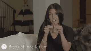 ¡Otro motivo para comer chocolates! La forma correcta de comer un KIT KAT según Kourtney Kardashian