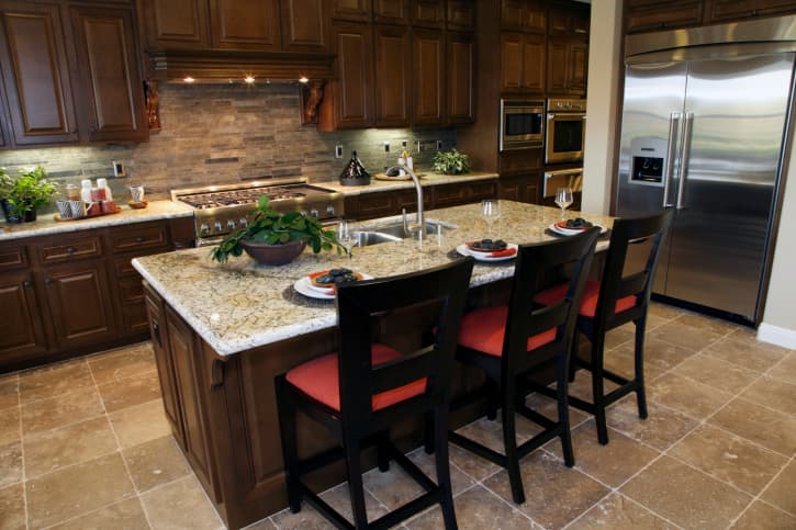 Islas en la cocina: útiles mesas multifuncionales