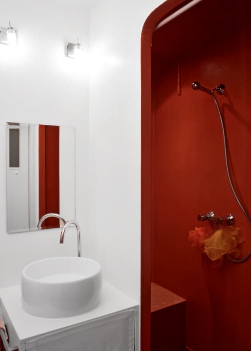Crea un moderno baño en rojo y blanco