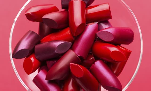 Estos son los 7 productos que un maquillador nunca dejaría de lado