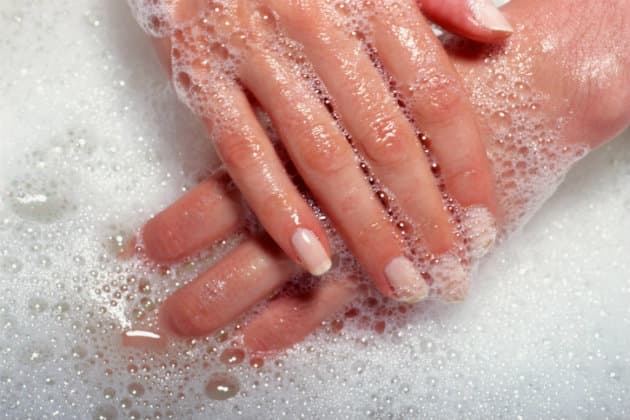 6 pasos para prevenir los indeseados granos en la espalda