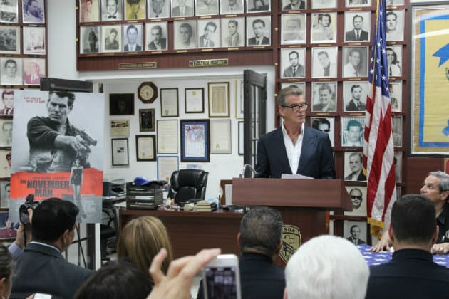 Pierce Brosnan visita la Brigada 2506 y recibe las llaves de la ciudad de Miami
