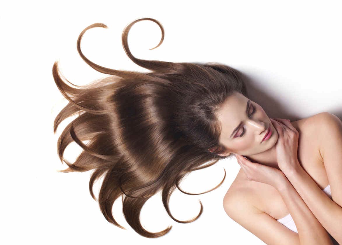 ¿Qué es un baño de color en el cabello?