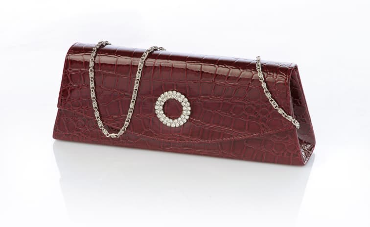 Apuesta a los bolsos color borgoña