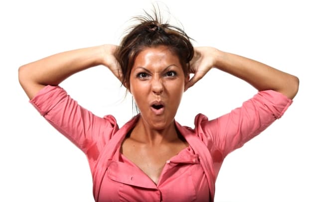 5 cosas incómodas que hacen las parejas en público y que nosotras también hacemos