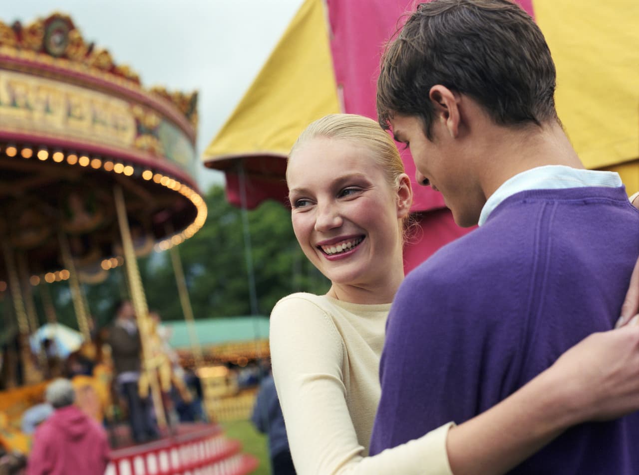 Tener un esposo que te lleva muchos años podría hacerte infeliz: un estudio revela por qué