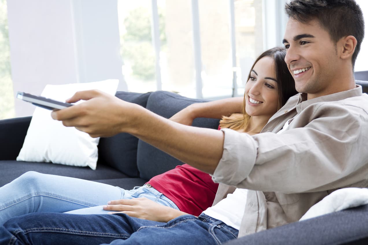 Cómo llamar la atención de un hombre mientras mira fútbol