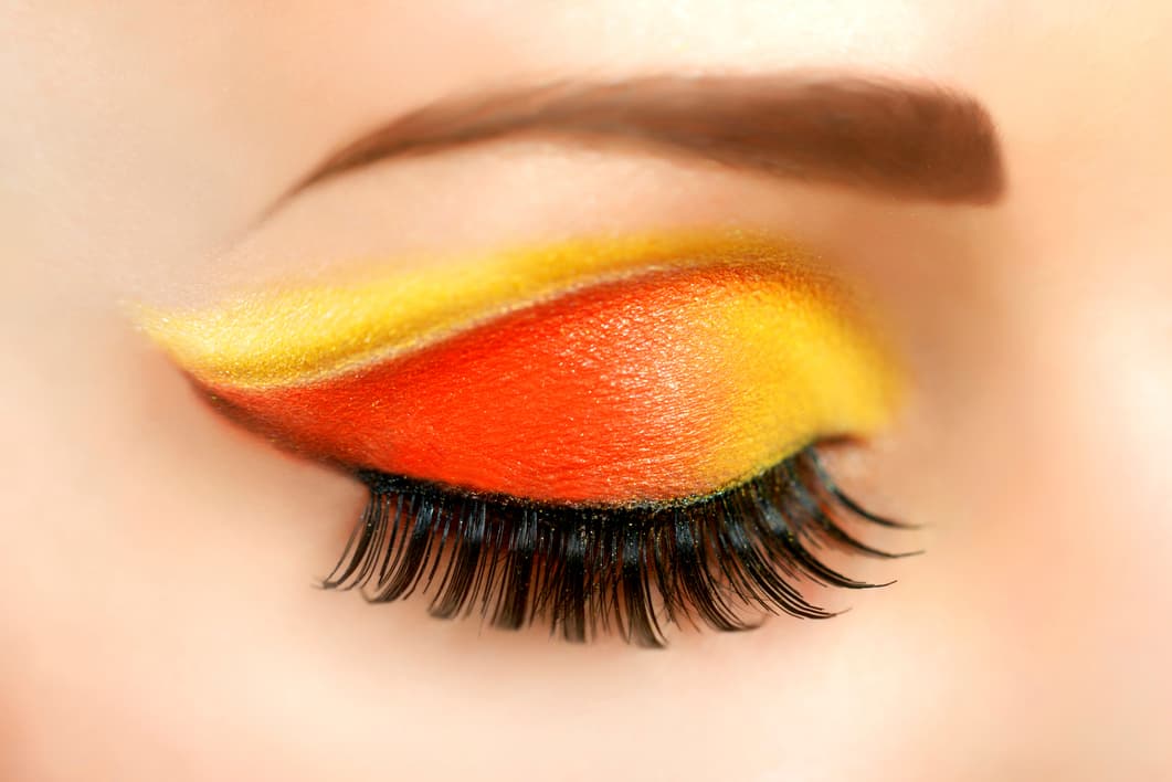 Maquillaje en naranja y amarillo para el verano 