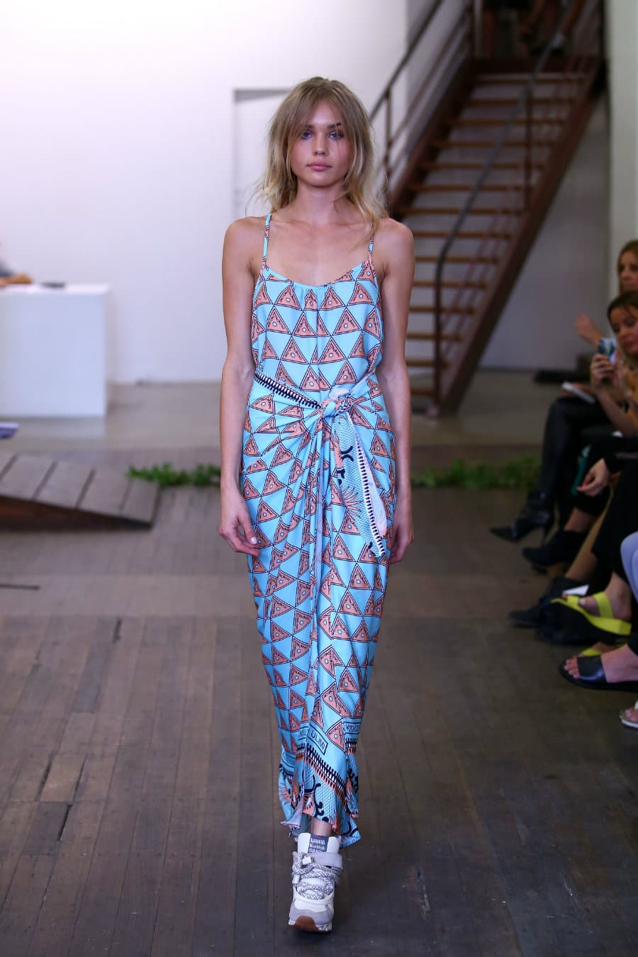 Modernos looks con zapatillas