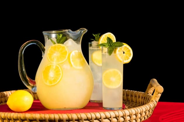 5 bebidas divertidas que puedes preparar con limón