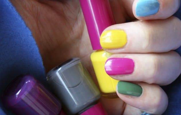 Uñas pintadas con esmalte