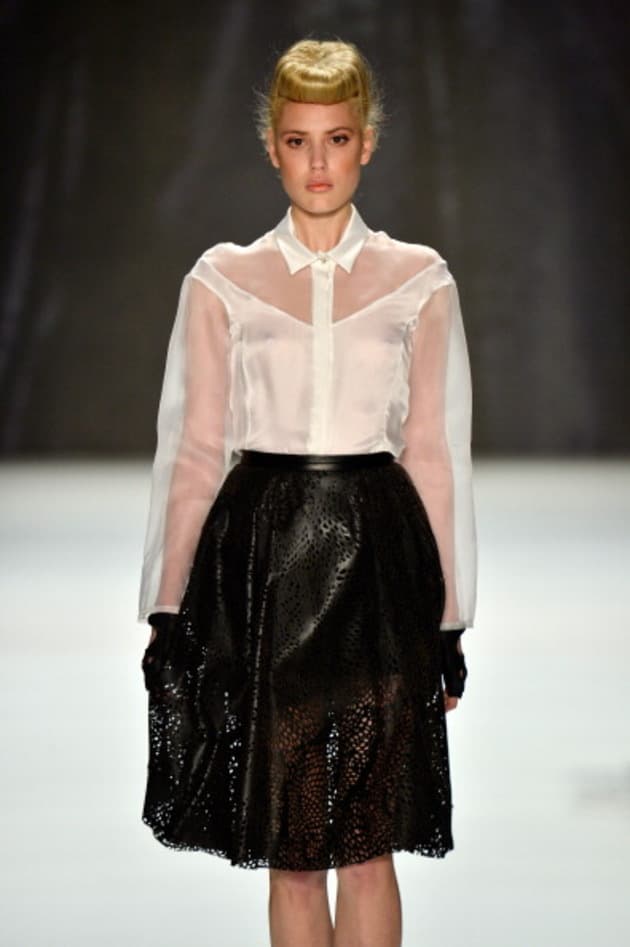 Sigue el blanco y negro